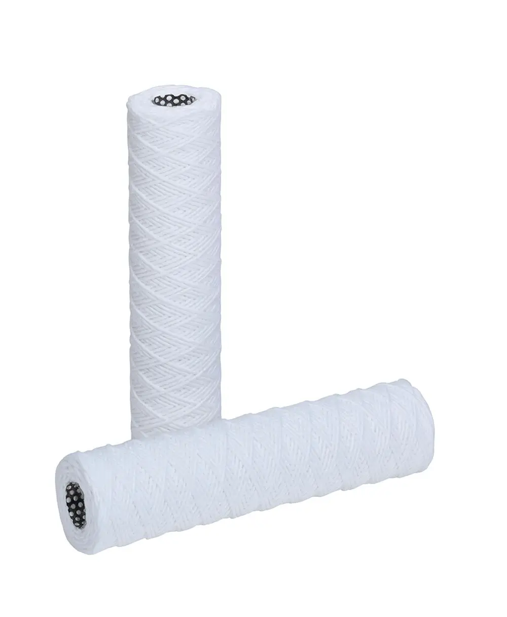 Zwei weiße Filterkerzen mit spiraliger Umwicklung, positioned übereinander, in einer neutralen Umgebung. Produkt von Grünbeck zur Verwendung in Filtersystemen.